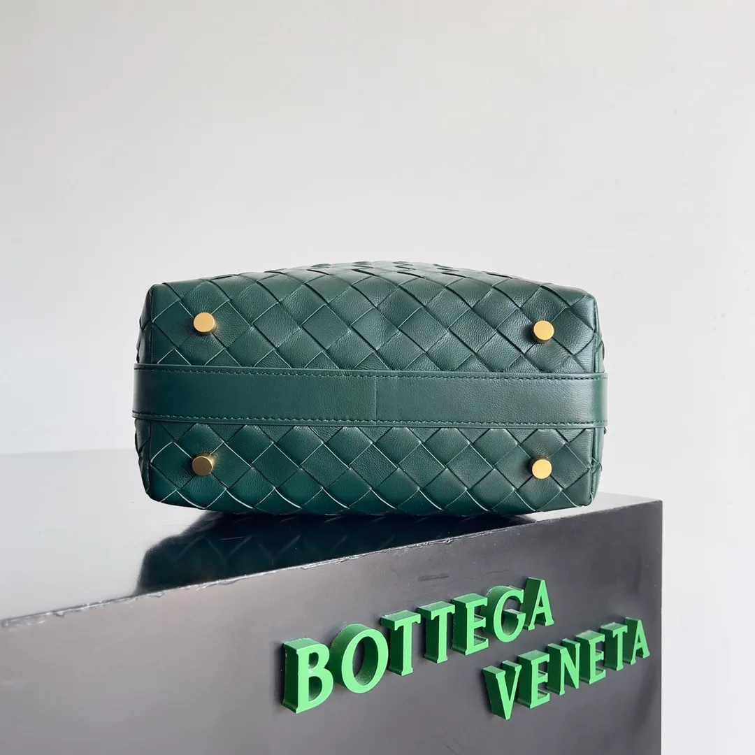 Batch 1360 It is predicted that BV Bottega’s lunch bag will be popular again this year. The entire bag is made of top nappa lambskin, which is very soft and lightweight. It also uses the intrecciato weaving process that the two founders spent several months developing from the beginning of the brand. It is completely hand-woven by Italian craftsmen. It perfectly reflects the craftsmanship of Bottega. The entire bag shape is also a very practical and popular lunch box bag type. The slightly curved arc of the bag mouth can also better fit our wrists. Style number: 754443 Size: 22*13*9